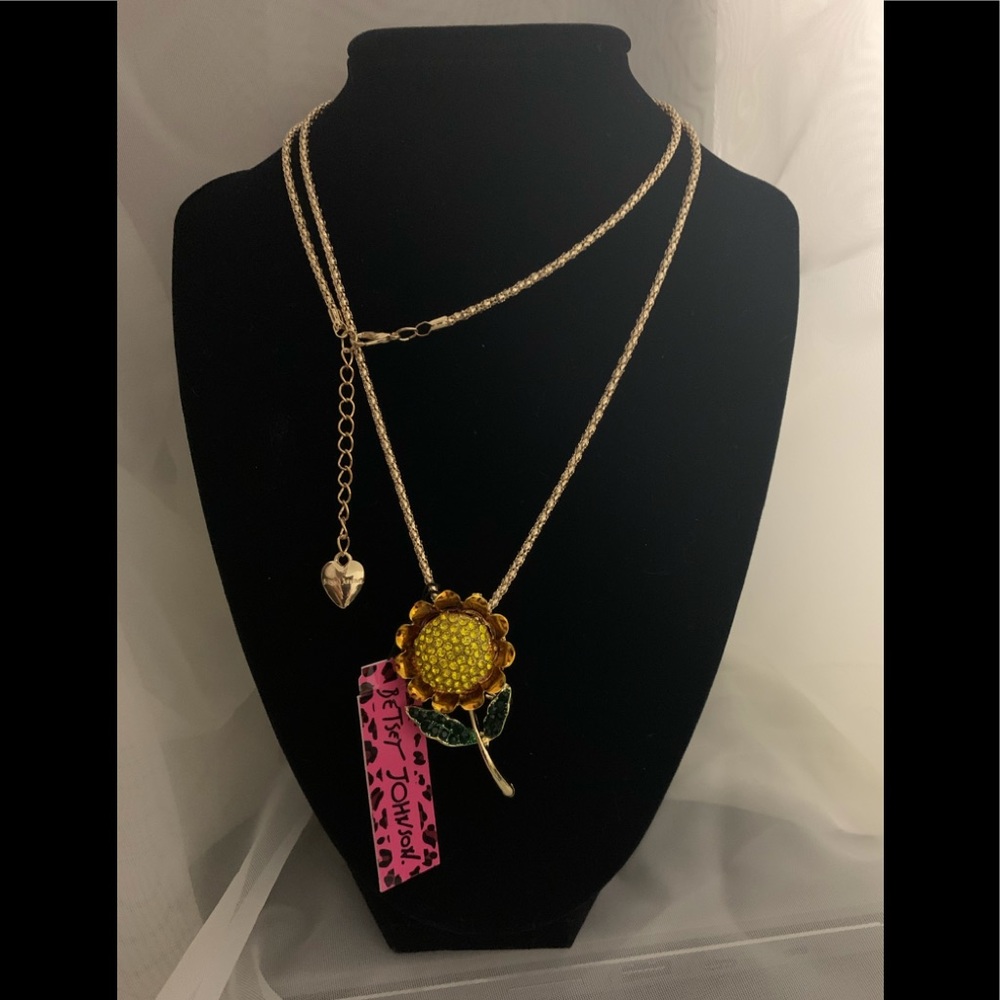Betsey Johnson Pretty Flower Necklace.